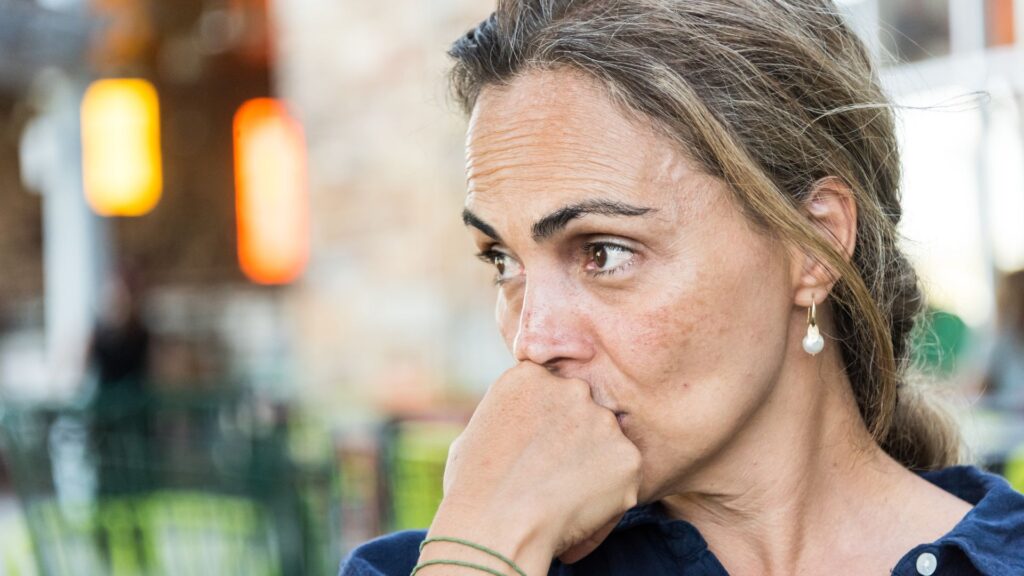 Mulher preocupada com dívidas e problemas financeiros