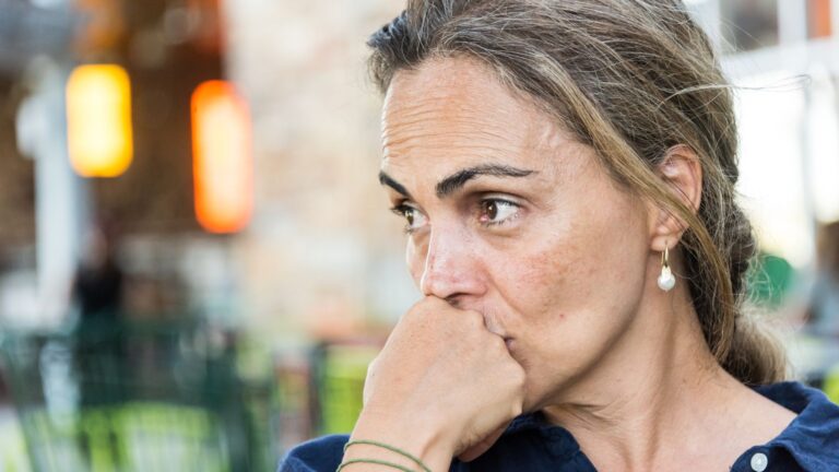 Mulher preocupada com dívidas e problemas financeiros