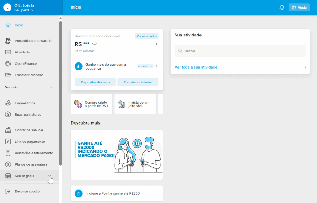 Pessoa organizando finanças pessoais no notebook com planilha
