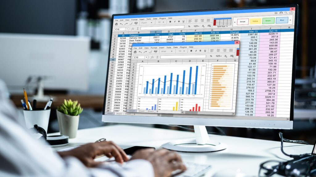 Pessoa organizando finanças pessoais no notebook com planilha