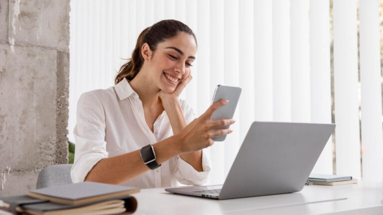 Mulher analisando orçamento pessoal e planejamento financeiro