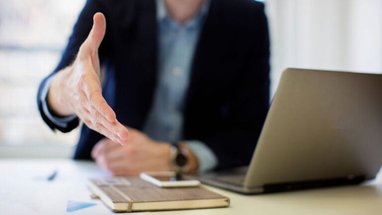 GERENTE DO BANCO NEGOCIANDO COM O CLIENTE