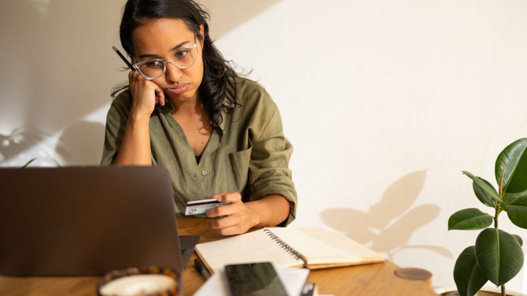 MULHER RENEGOCIANDO DÍVIDAS ONLINE