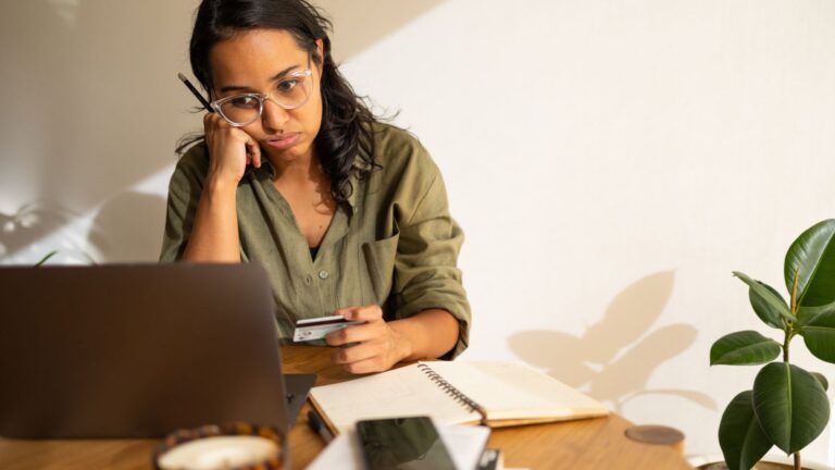 MULHER RENEGOCIANDO DÍVIDAS ONLINE