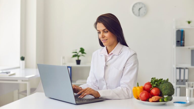 MULHER CONSULTANDO NA INTERNET SE TEM RESTRIÇÕES EM SEU NOME