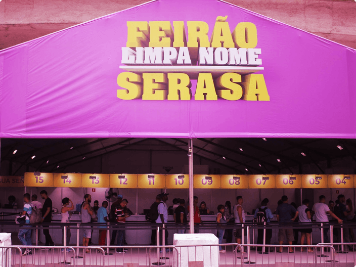 FILA DE PESSOAS QUERENDO NEGOCIAR NO FEIRÃO