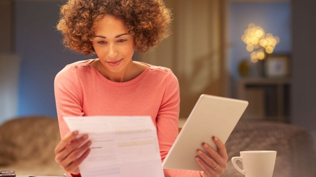 Documentos financeiros sendo analisados para comparação de métodos de orçamento.

