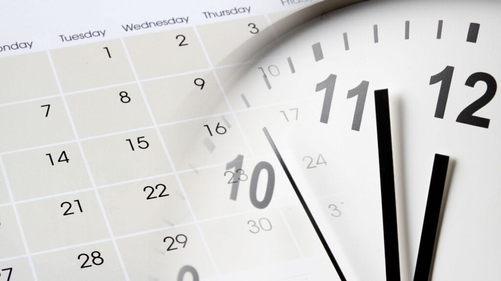 CALENDÁRIO E RELÓGIO SIMBOLIZANDO O TEMPO PASSANDO