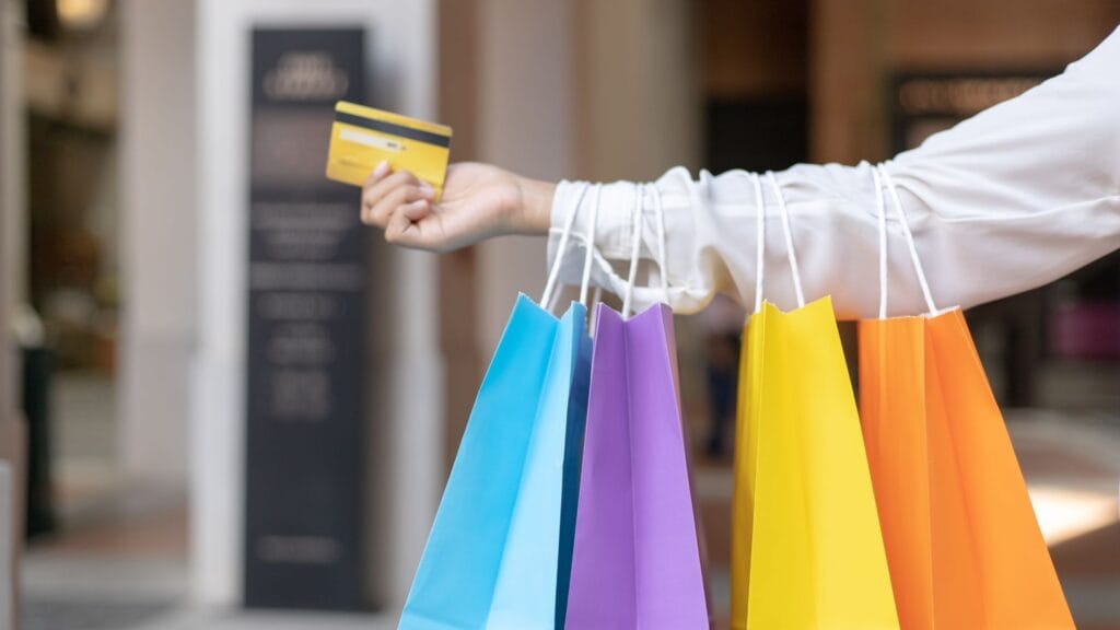 MULHER COMPRANDO POR IMPULSO