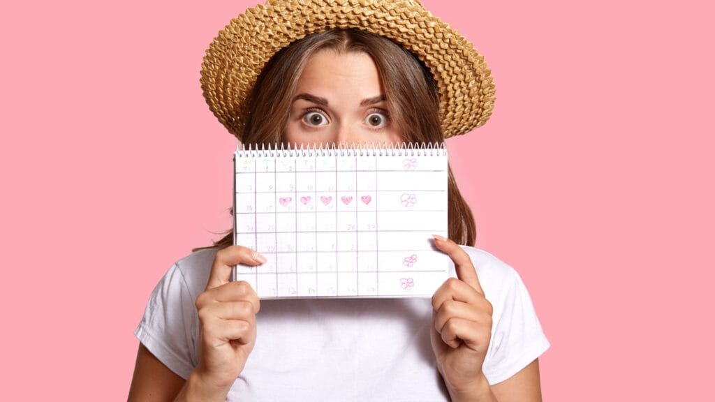 MULHER MOSTRANDO UM CALENDÁRIO PARA INDICAR A FREQUENCIA DE CONSULTA 
